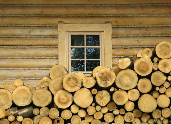 Finestra con telaio in legno