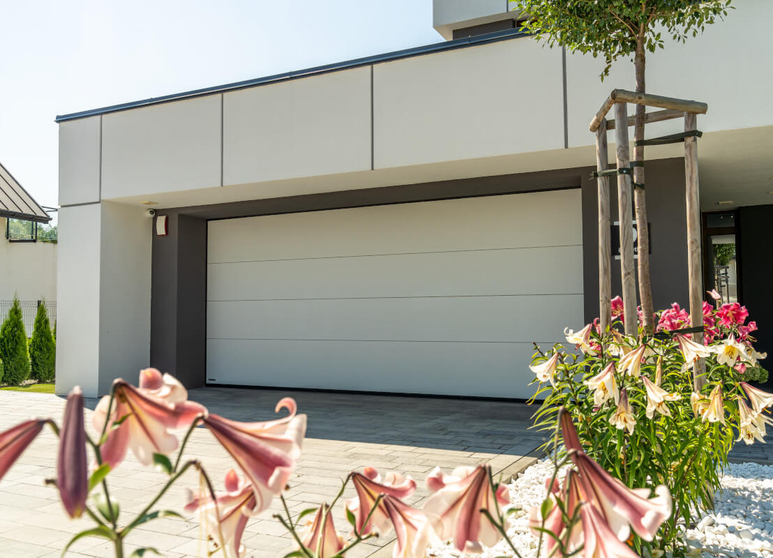 Porta garage sezionale bianca con lamelle grandi